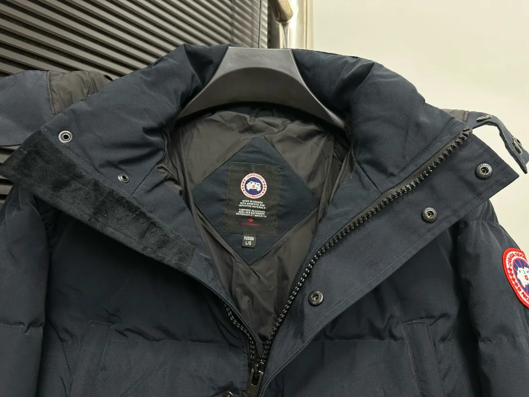 P780 [canada goose wyndham] 29 parka down jackets. The fabric is as soft and hard as the original. It can be restored by kneading at will (fabric misunderstanding: fabrics with high hardness are not waterproof. Only those who buy the latest authentic version this year will notice the softness and comfort of the fabric). The down is synchronized with the authentic white duck down. It is fluffy and not clumps. The electronically controlled down filling machine is filled with down. The zipper is customized with authentic ykk military grade copper core zipper puller. The high-hardness, non-stuck fur collar is made from original and custom-made western Canadian coyote skin. All workmanship and wiring are controlled by workers with more than ten years of service. They must be horizontal and vertical, and no crookedness is allowed. The wiring density inside is more sophisticated. Fighters in the world 29 battle all kinds of world products. Size: XS-XXL
